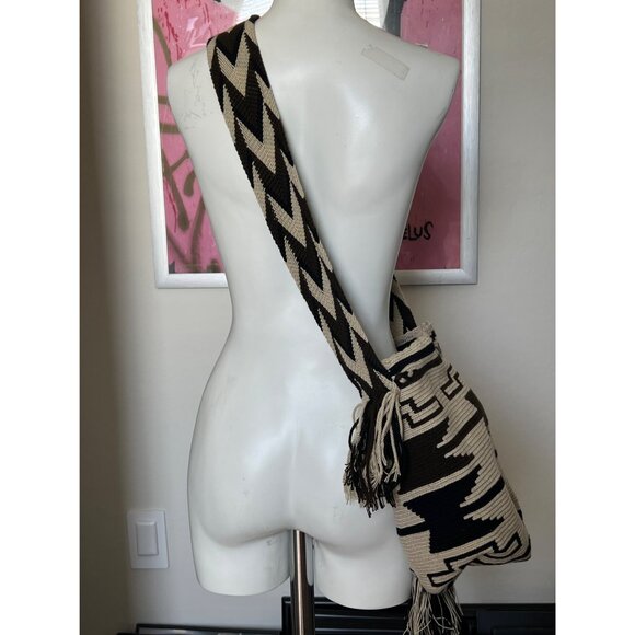 Boho woven Black & White Crossbody bucket Bag With Geometric Patterns Long Strap - Picture 2 of 8